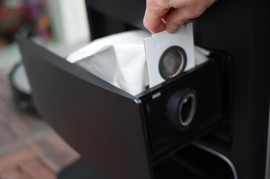 Neuer Schmutzbeutel wird in der Absaugstation des Ecovacs Deebot X1 OMNI eingesetzt